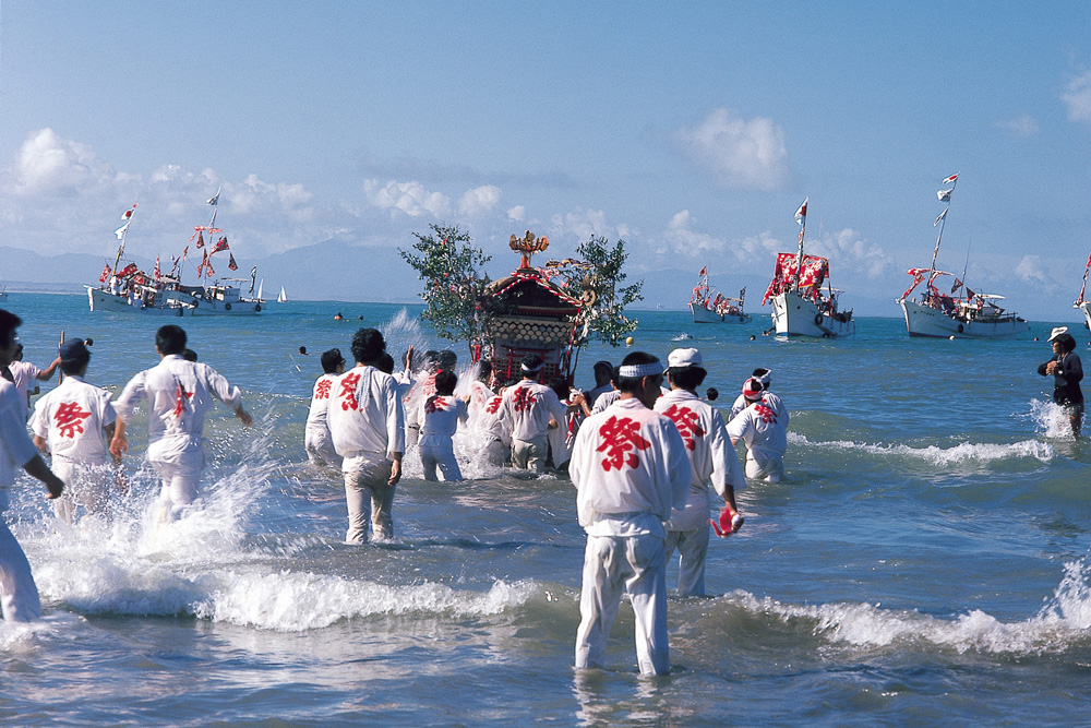 青島海を渡る祭礼